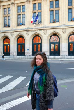 Güzel öğrenci kız Paris, Fransa'da iyi eğlenceler 