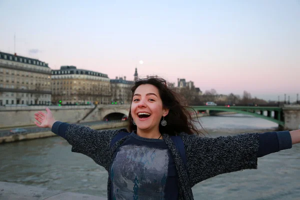 Vacker student tjej ha kul i Paris, Frankrike — Stockfoto