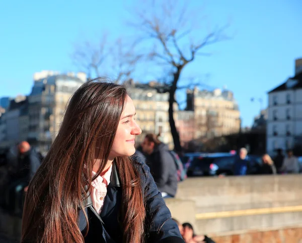 Menina estudante bonita se divertir em Paris, França — Fotografia de Stock