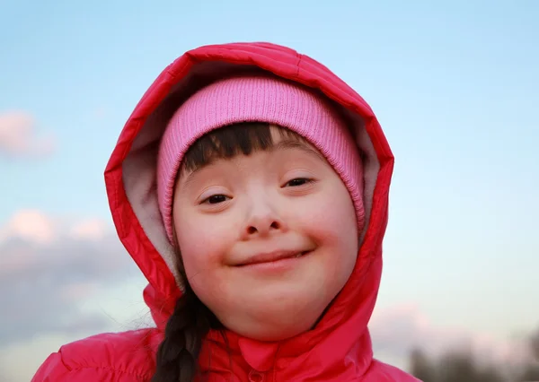 青空の背景に笑っている若い女の子 — ストック写真