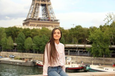 Güzel kız Paris'te iyi eğlenceler