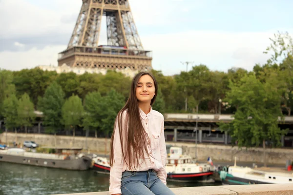 Güzel kız Paris'te iyi eğlenceler — Stok fotoğraf