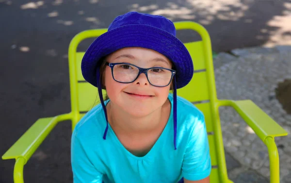 Menina sorrindo lá fora — Fotografia de Stock