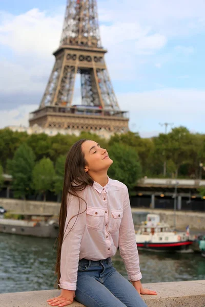 Gyönyörű lány szórakozni a Párizsban — Stock Fotó