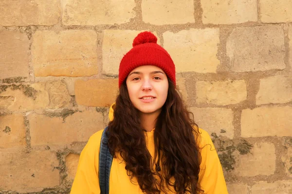 Estudante menina no fundo da parede de pedra — Fotografia de Stock