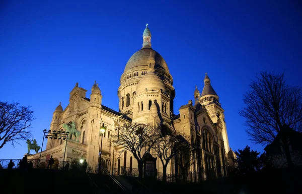 Basilika Sacre Coeur bei Nacht in Paris, Frankreich — Stockfoto