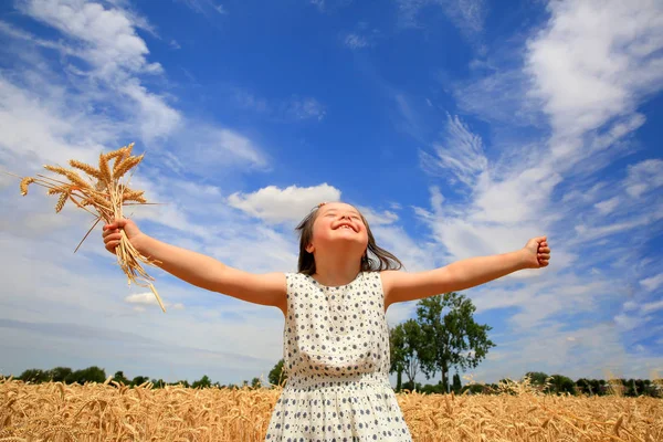 Giovane ragazza divertirsi — Foto Stock