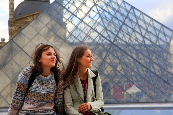 Happy beautiful student girls in Paris — Stock Photo, Image