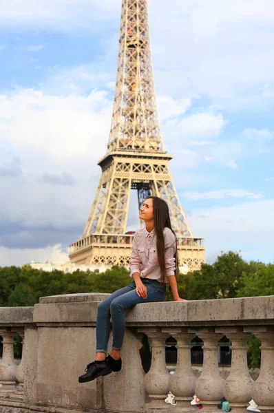 Krásná dívka se bavit v Paříži — Stock fotografie