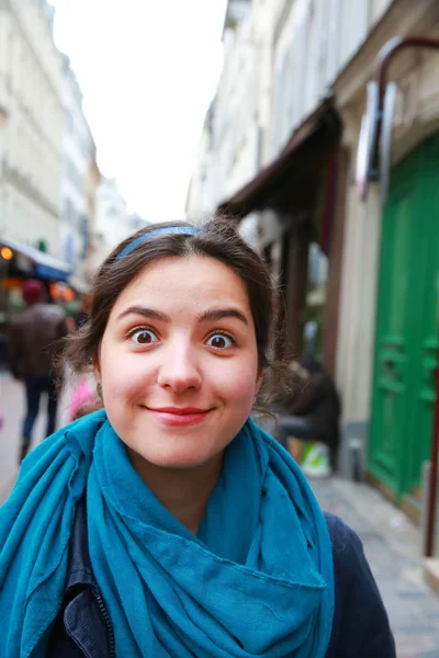 Gros plan portrait de belle fille dans la ville — Photo