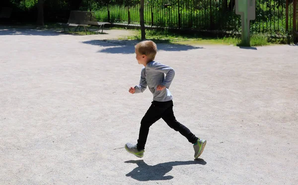 Küçük çocuk parkta iyi eğlenceler — Stok fotoğraf