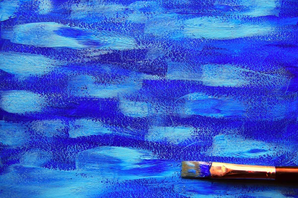Närbild av borsten på blå målning bakgrund — Stockfoto