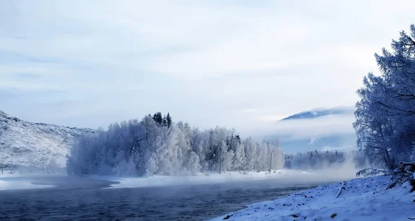 Paysage hivernal avec rivière Katun aux montagnes de l'Altaï — Photo