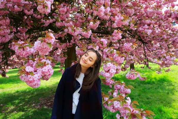 Boldog a gyönyörű fiatal nő, virága Park — Stock Fotó