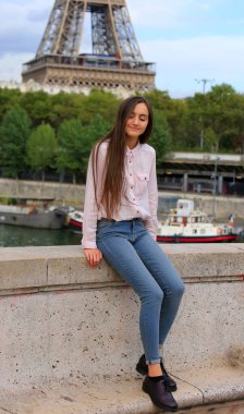 Güzel kız Paris'te iyi eğlenceler