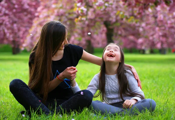 Vacker flicka i blossom park — Stockfoto
