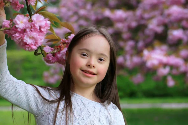 Красива дівчина в квітковому парку — стокове фото