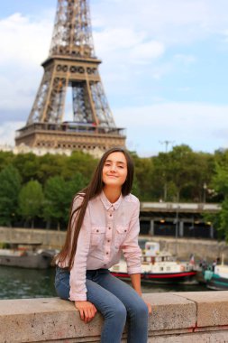 Güzel kız Paris'te iyi eğlenceler