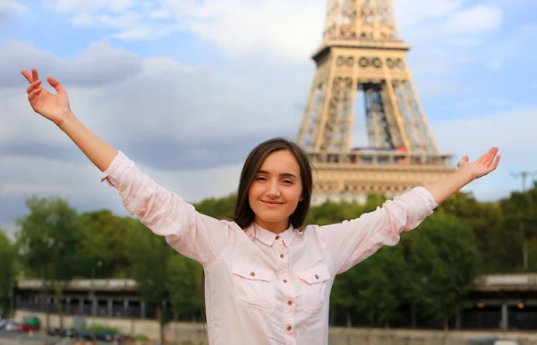 Bella ragazza divertirsi a Parigi — Foto Stock