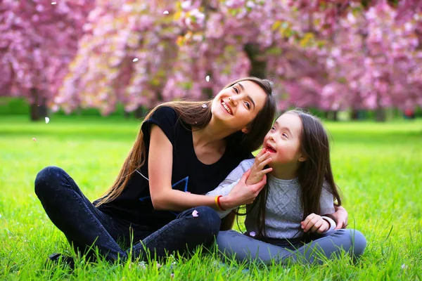 若い女の子は楽しい時を過す — ストック写真