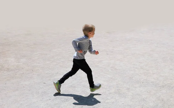 Kleine jongen hebben plezier in het park — Stockfoto