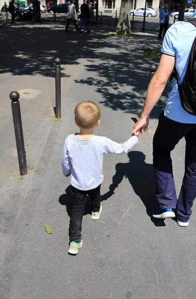 Liten pojke ha kul i parken — Stockfoto