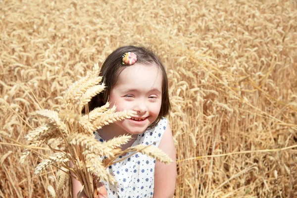 若い女の子は楽しい時を過す — ストック写真