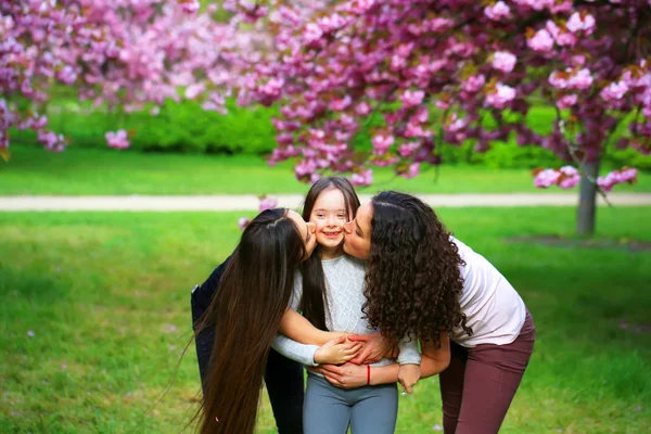 若い女の子は楽しい時を過す — ストック写真