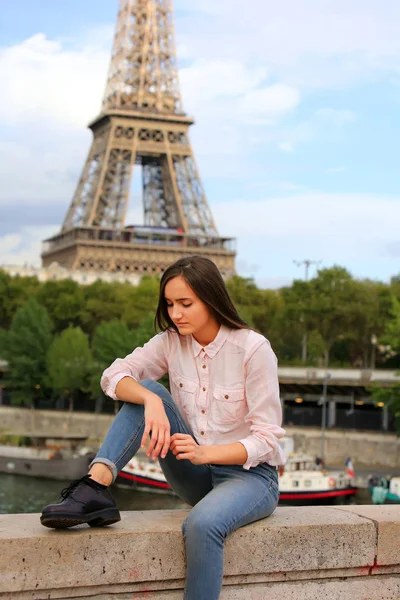 Menina bonita se divertir na Paris — Fotografia de Stock