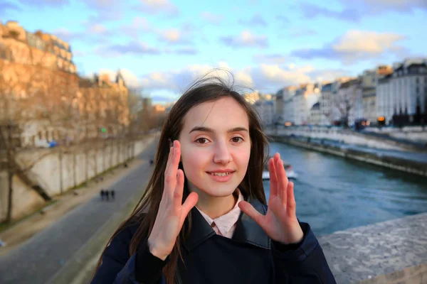 Porträtt av vacker flicka i Paris — Stockfoto
