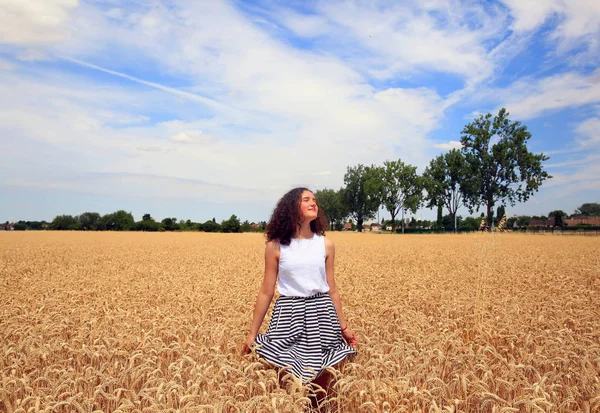 若い女の子が麦畑で楽しい時を過す — ストック写真