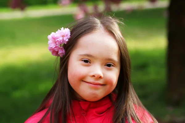 Портрет маленької дівчинки, що посміхається надворі — стокове фото