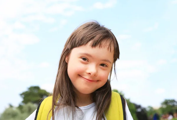 Портрет маленькой девочки, улыбающейся снаружи — стоковое фото