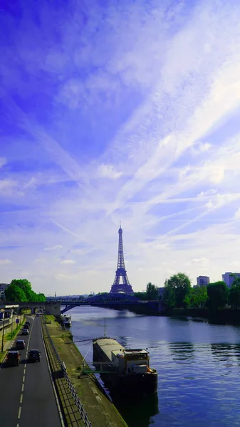 Эйфелева башня днем в Париже, Франция . — стоковое фото