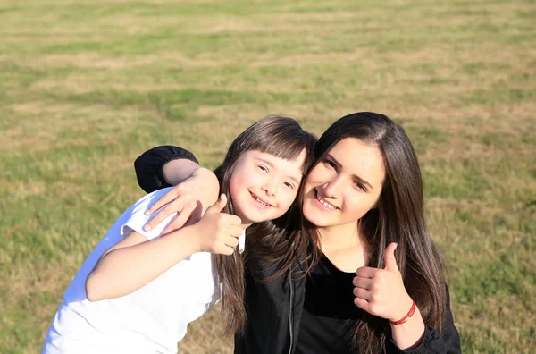 Momenti felici in famiglia nel parco — Foto Stock