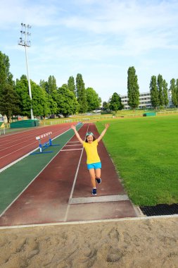 Küçük kız stadyumda iyi eğlenceler.