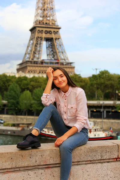 Hermosa chica divertirse en el París —  Fotos de Stock