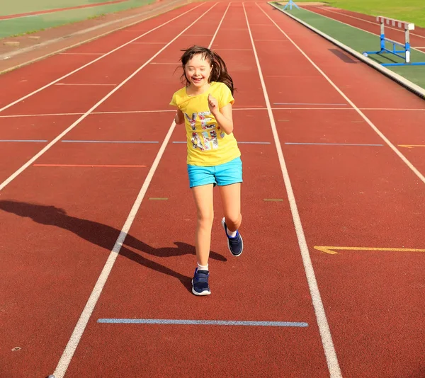 Menina se divertir no estádio — Fotografia de Stock