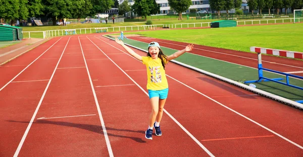 無効になっている女の子は楽しい時を過す — ストック写真