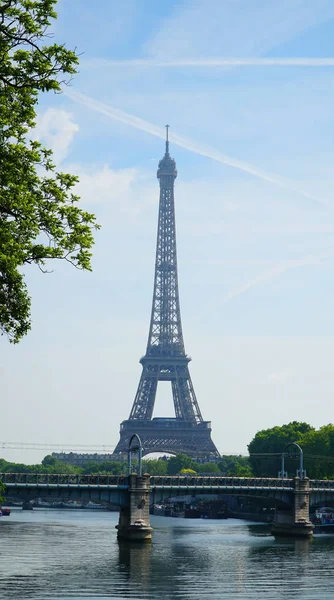 Uitzicht op de toren van eiffel en stedelijke straat in Parijs, Frankrijk — Stockfoto