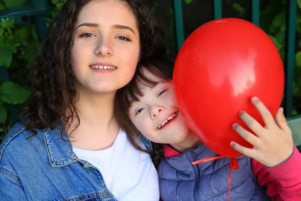 Kleine Mädchen haben Spaß — Stockfoto