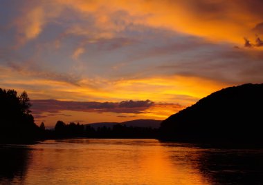 dağ Nehri üzerinde sunset akşam yatay.