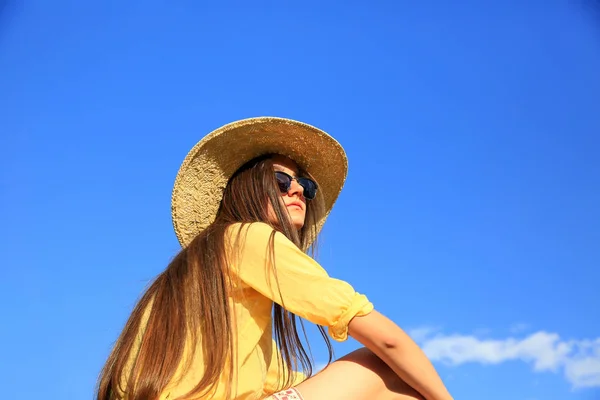 Belle fille en arrière-plan du ciel bleu — Photo