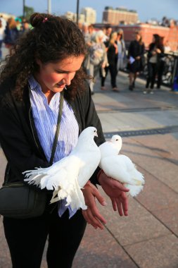 Beyaz Güvercin şehirde kızla