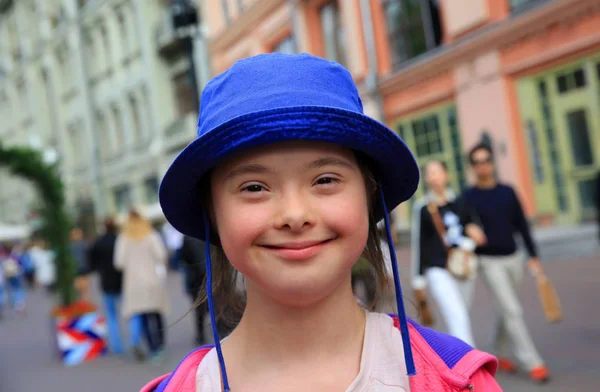 Маленька дівчинка розважається в місті — стокове фото
