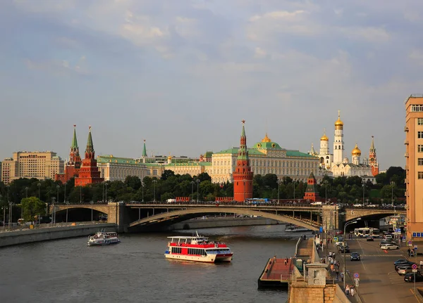 El río Moscú y el Kremlin en Moscú, Rusia —  Fotos de Stock