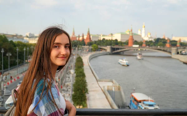 Portret van mooi meisje op de achtergrond van de stad Moskou — Stockfoto