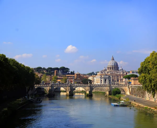 Vista para Tibre e Catedral de São Pedro em Roma, Itália — Fotografia de Stock