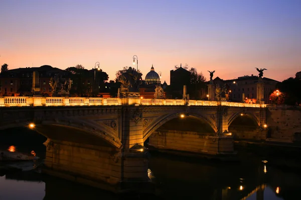 Rome, イタリアのテヴェレ川とサン ・ ピエトロ大聖堂で表示します。 — ストック写真