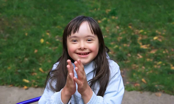 小さな女の子は楽しい時を過す — ストック写真